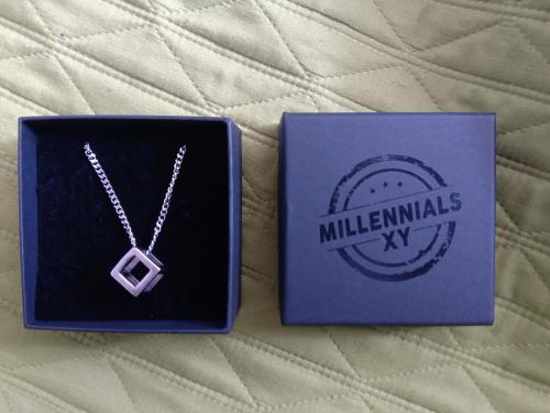 Foto real de cliente: caja MillennialsXY con collar