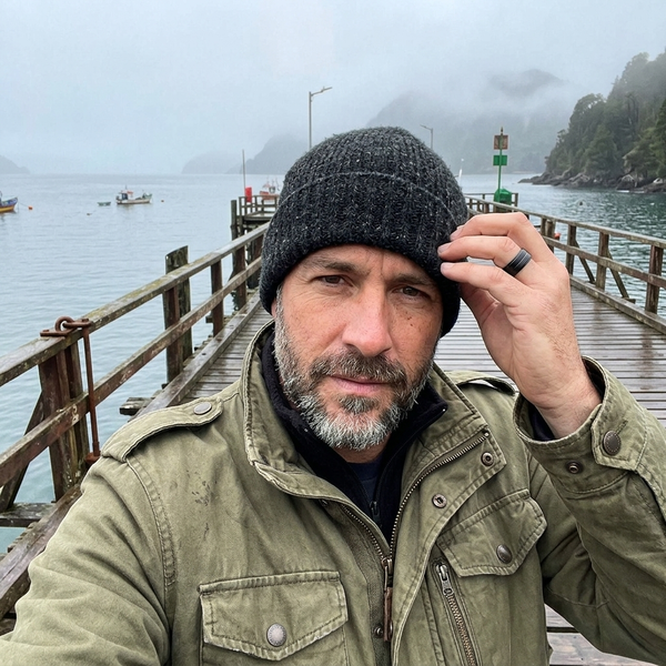 Hombre en un muelle del sur de Chile con anillo MillennialsXY